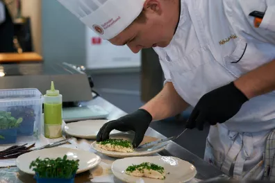 Cuoco in cucina